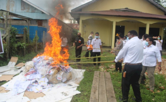 BAWASLU KABUPATEN SORONG MENYAKSIKAN PEMUSNAHAN EXS LOGISTIK PEMILU 2019.