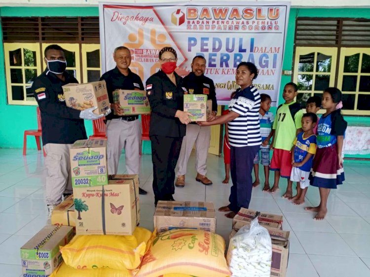 Bawaslu Kab.Sorong Memberikan Bantuan Berupa Sembako Kepada Panti Asuhan Sinar Kasih