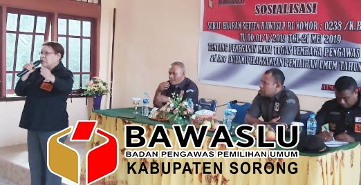 Sosialisasi Ketua Bawaslu Regina Gembenop Dalam Kegiatan Dalam Kegiatan Sosialisai Penegasan Tugas Panwas Distrik Dan Panwas Kelurahan/Kampung