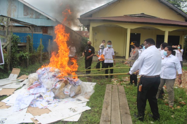 BAWASLU KABUPATEN SORONG MENYAKSIKAN PEMUSNAHAN EXS LOGISTIK PEMILU 2019.