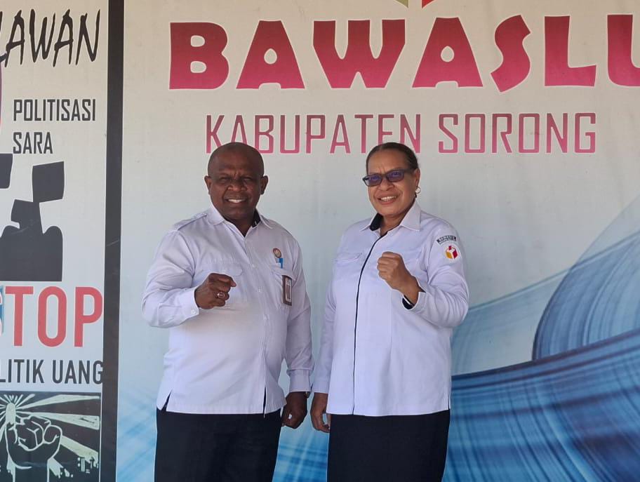 Foto Anggota Bawaslu Provinsi Papua Barat Daya Regina Gembenop dan Ketua Bawaslu Kabupaten Sorong Agustinus Simson Naa