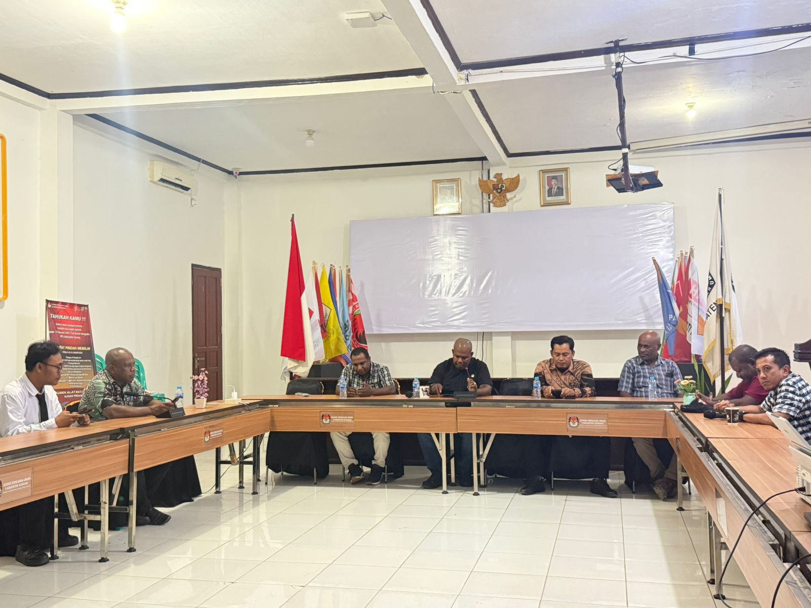 Rapat Koordinasi Bawaslu Dengan KPU Kabupaten Sorong Terkait Pemutakhiran Data Parpol Berkelanjutan Melalui Sipol