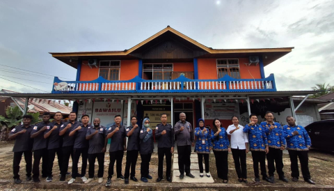 Upacara Hari Pahlawan di Kantor Bawaslu Kabupaten Sorong, Senin (10/10/2025)/Foto : Tim Media Bawaslu Kabsor