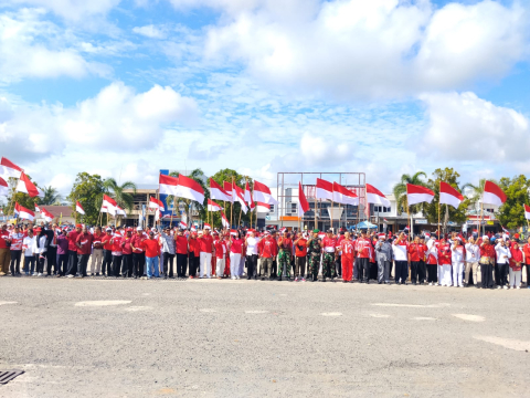 Bawaslu Kabupaten Sorong Ikuti Pencanangan Bulan Kemerdekaan dan Pembagian Bendera Merah Putih