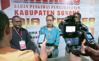 REGIINA GEMBENOP MEMBERIKAN SANJUGAN ATAS KUNJUGAN Pj. BUPATI KABUPATEN SORONG