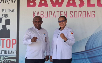 Foto Anggota Bawaslu Provinsi Papua Barat Daya Regina Gembenop dan Ketua Bawaslu Kabupaten Sorong Agustinus Simson Naa