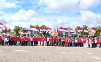 Bawaslu Kabupaten Sorong Ikuti Pencanangan Bulan Kemerdekaan dan Pembagian Bendera Merah Putih
